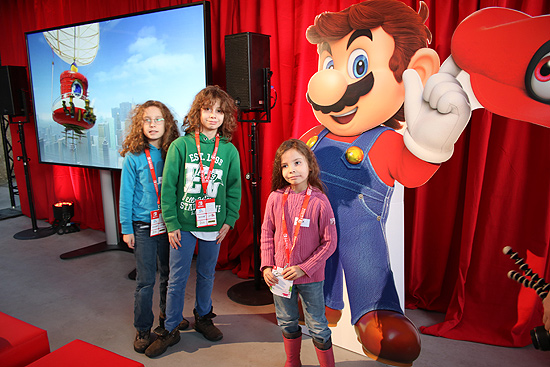 Luan (11), Luis (12)  und Liya (8) hatten beim Nintendo Hand-On in der M&uuml;nchneer Kesselhalle einen Nachmittag lang Spiele auf der beuen Konsole testen d&uuml;rfen, die am 3.3.2017 auf den Markt kommt (&copy;Foto. Martin Schmitz)